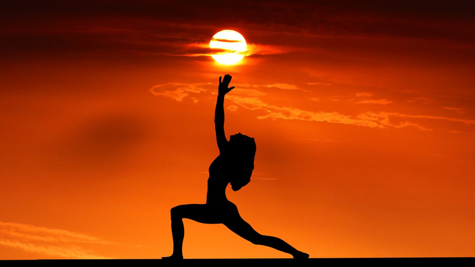 Девушка йога на закате